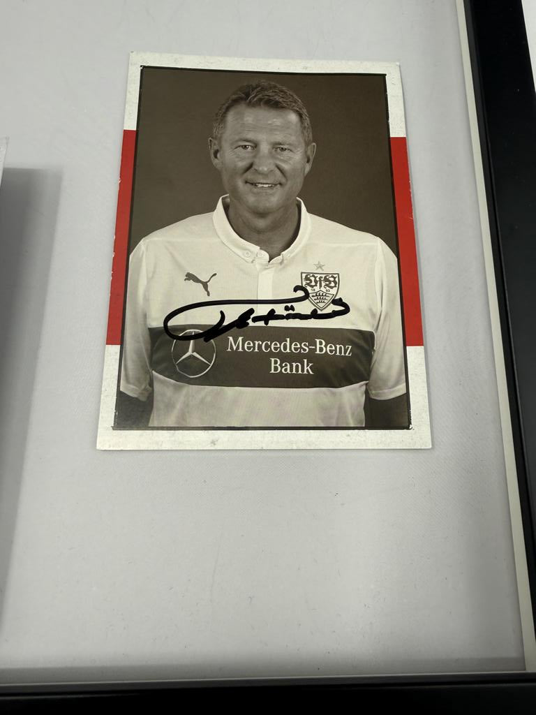 Kapitänsbinde Karlheinz Förster signiert im Rahmen VFB Stuttgart Fußball Autogramm