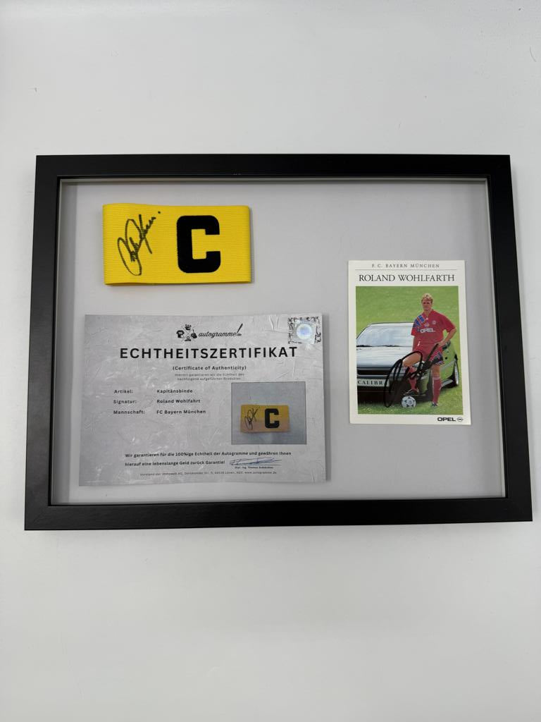 Kapitänsbinde Roland Wohlfahrt signiert im Rahmen Bayern München Fußball Autogramm