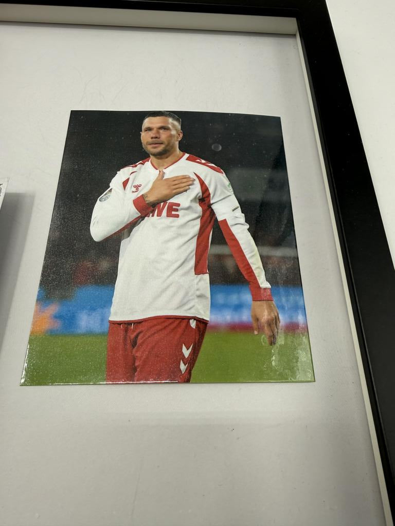 Kapitänsbinde Lukas Podolski signiert im Rahmen Deutschland/1.FC Köln COA