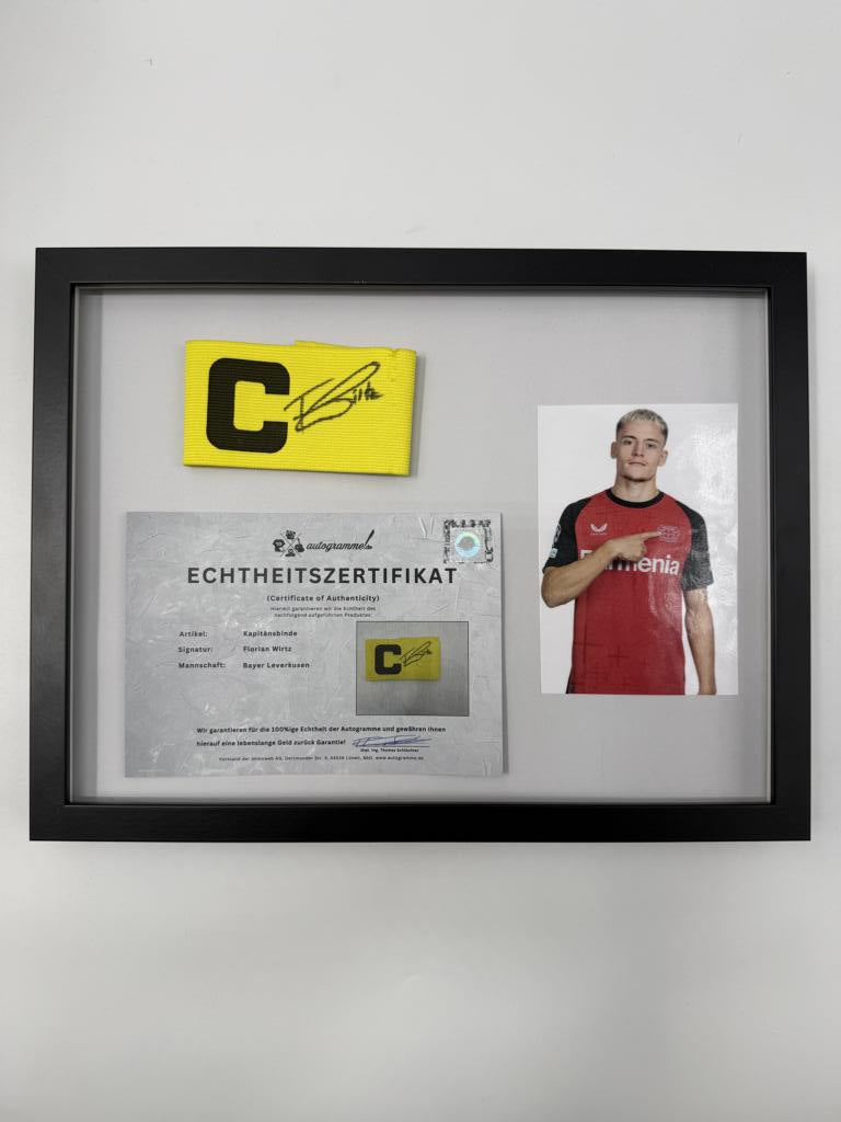 Kapitänsbinde Florian Wirtz signiert im Rahmen Bayer Leverkusen Autogramm