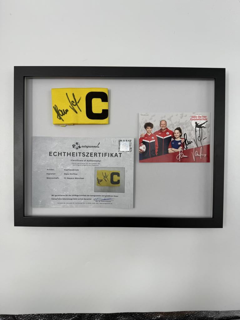 Kapitänsbinde Hans Dorfner signiert im Rahmen FC Bayern München Autogramm