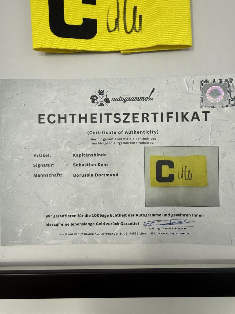 Kapitänsbinde Sebastian Kehl signiert im Rahmen Borussia Dortmund COA