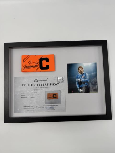 Kapitänsbinde Toni Schumacher signiert im Rahmen FC Köln Fußball Autogramm