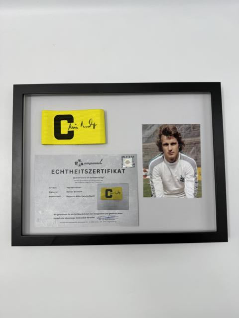 Kapitänsbinde Rainer Bonhoff signiert im Rahmen Borussia Mönchengladbach Autogramm