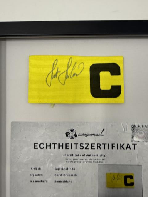 Kapitänsbinde Horst Hrubesch signiert im Rahmen Deutschland Autogramm COA