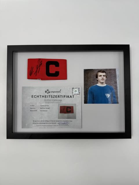 Kapitänsbinde Matthias Herget signiert im Rahmen VFL Bochum COA