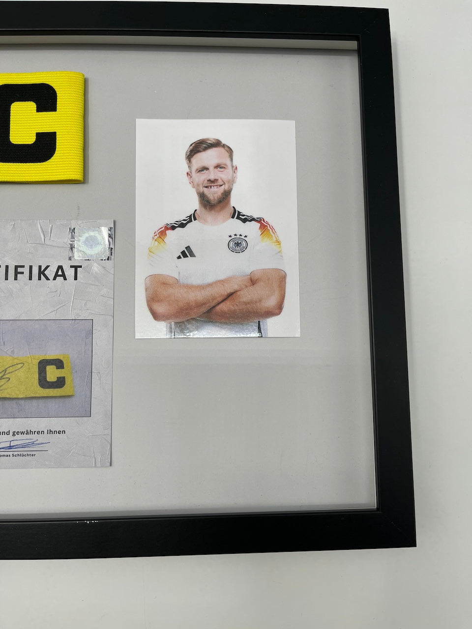 Kapitänsbinde Niclas Füllkrug signiert im Rahmen DFB Fußball Autogramm COA
