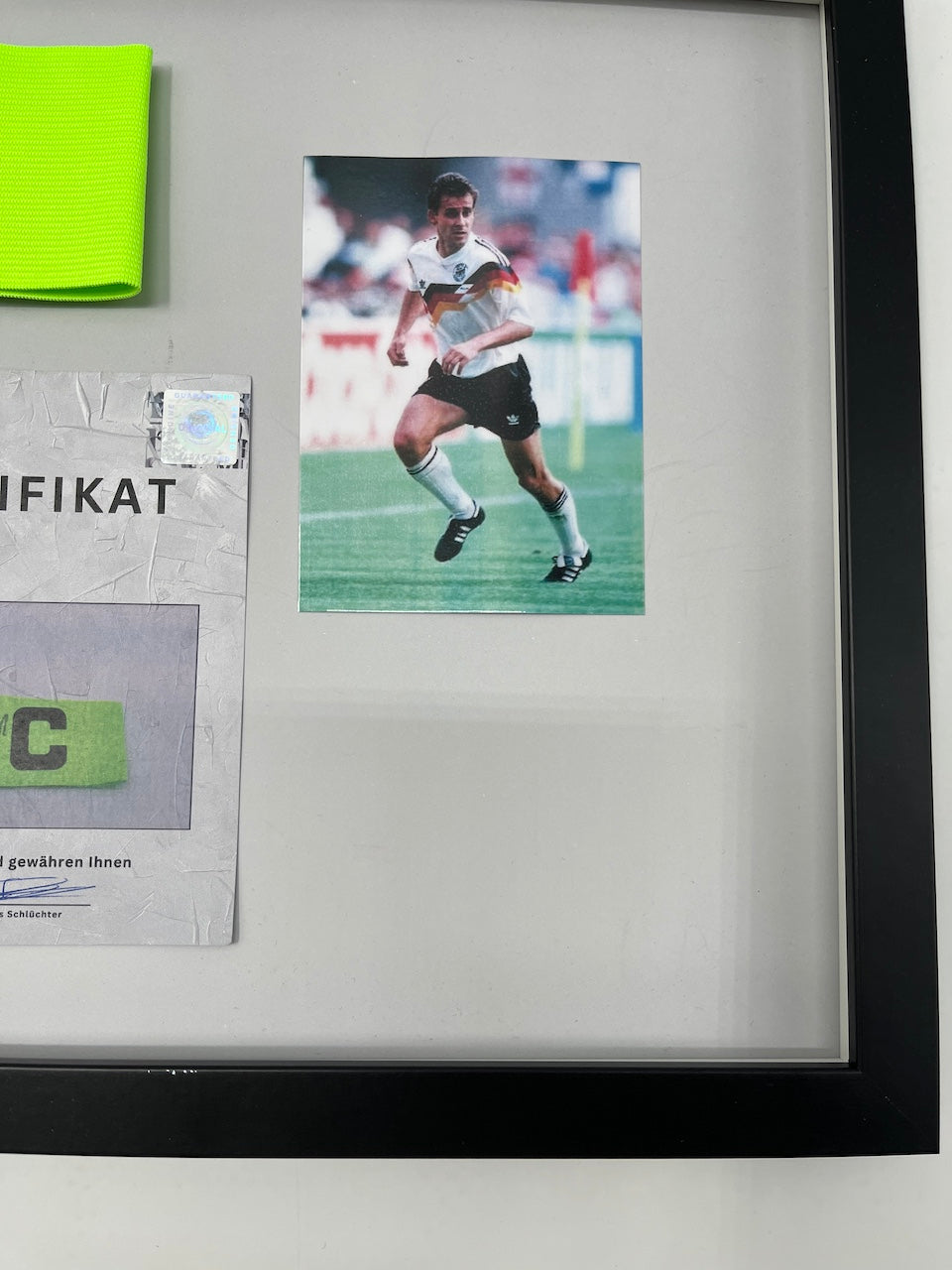 Kapitänsbinde Pierre Littbarski signiert im Rahmen DFB Autogramm COA