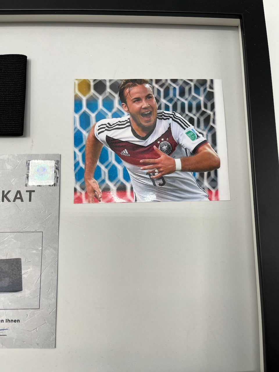 Kapitänsbinde Mario Götze signiert im Rahmen DFB Fußball Autogramm COA