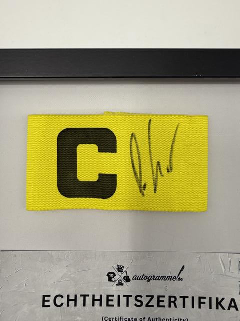 Kapitänsbinde Deniz Undav signiert im Rahmen VFB Stuttgart Fußball Autogramm