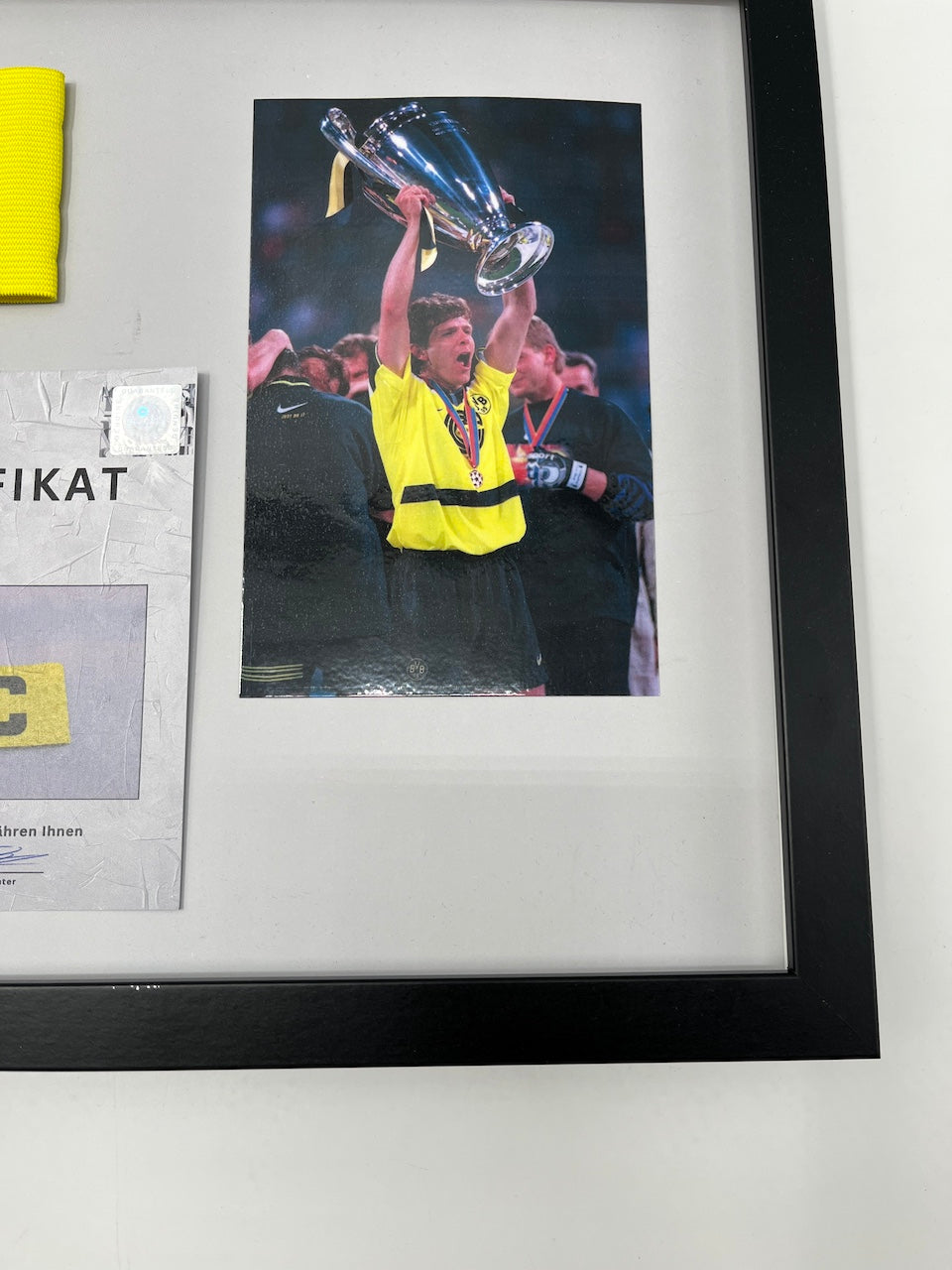Kapitänsbinde Andreas Möller signiert im Rahmen Borussia Dortmund Autogramm COA