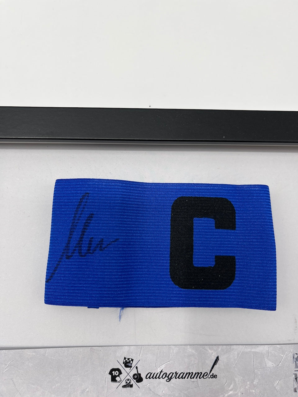 Kapitänsbinde Nico Schlotterbeck signiert im Rahmen BVB Autogramm COA