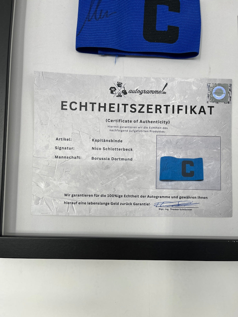 Kapitänsbinde Nico Schlotterbeck signiert im Rahmen BVB Autogramm COA