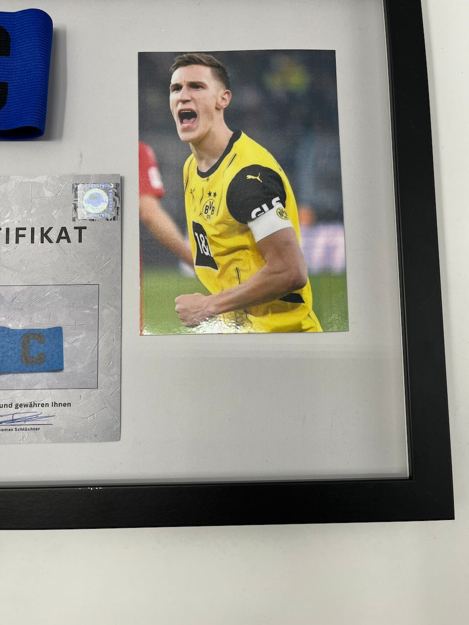Kapitänsbinde Nico Schlotterbeck signiert im Rahmen BVB Autogramm COA
