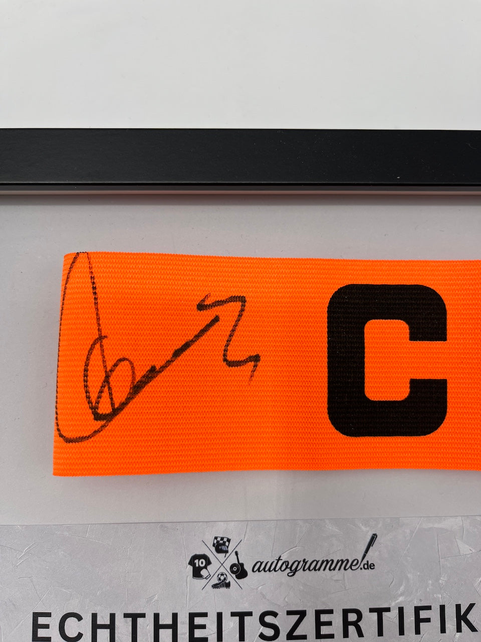 Kapitänsbinde Wolfgang Overath signiert im Rahmen Köln COA Autogramm