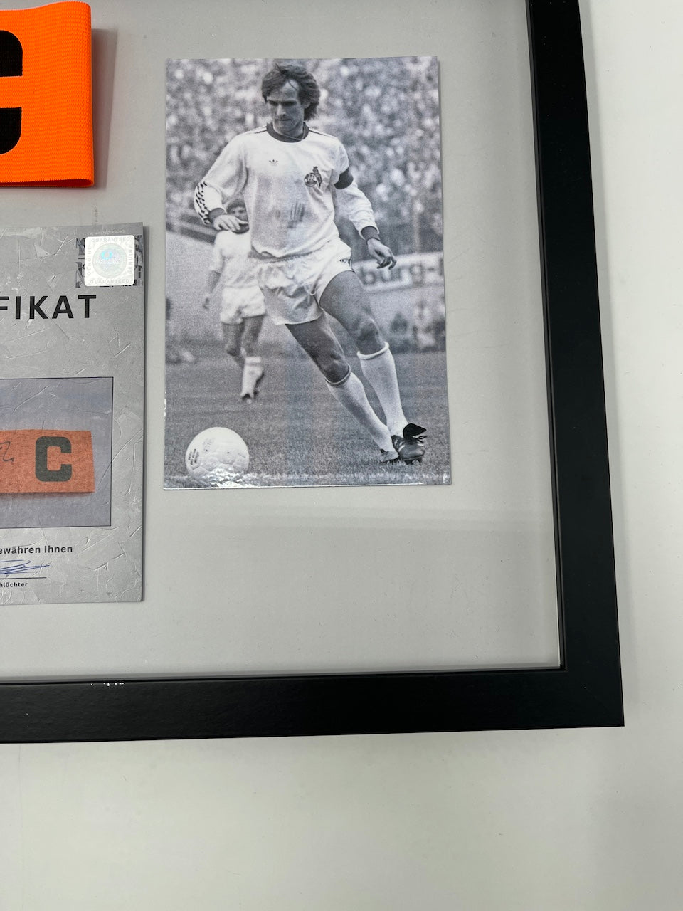Kapitänsbinde Wolfgang Overath signiert im Rahmen Köln COA Autogramm
