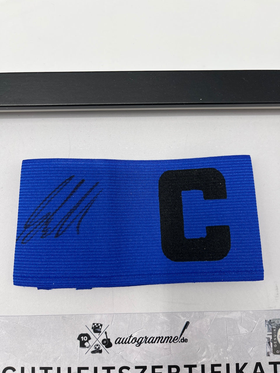 Kapitänsbinde Maximilian Mittelstädt signiert im Rahmen DFB Autogramm COA