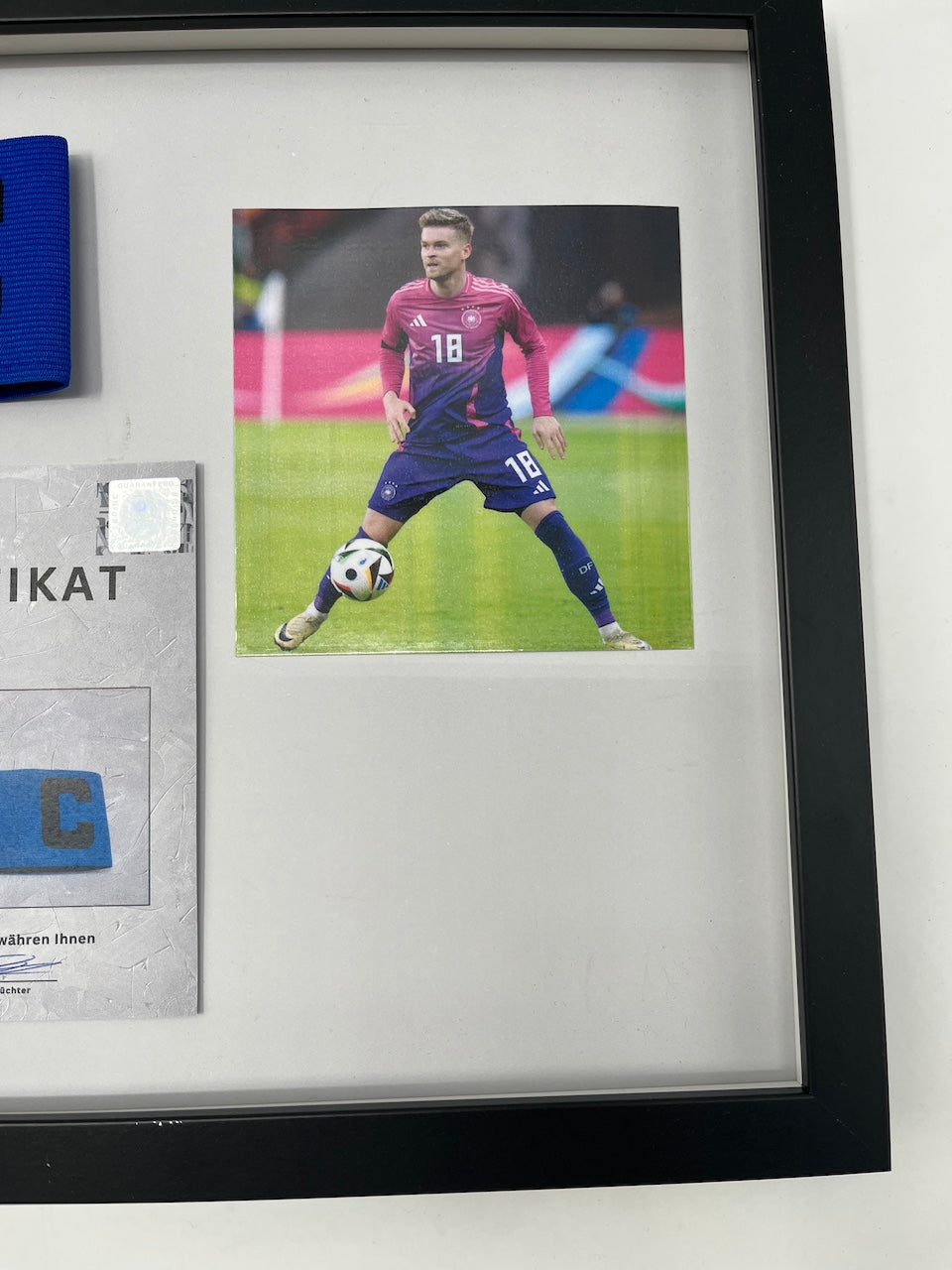 Kapitänsbinde Maximilian Mittelstädt signiert im Rahmen DFB Autogramm COA
