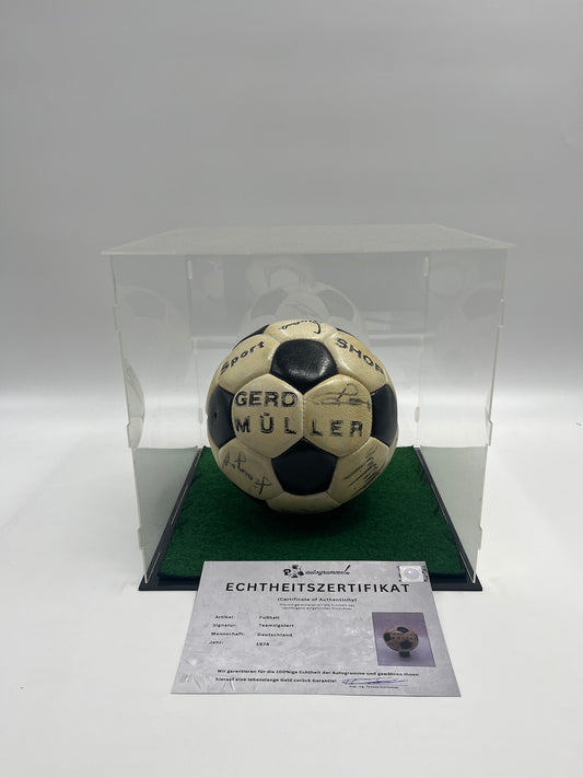 Fußball Teamsigniert 1974 in Vitrine DFB Autogramm COA Ball Gerd Müller
