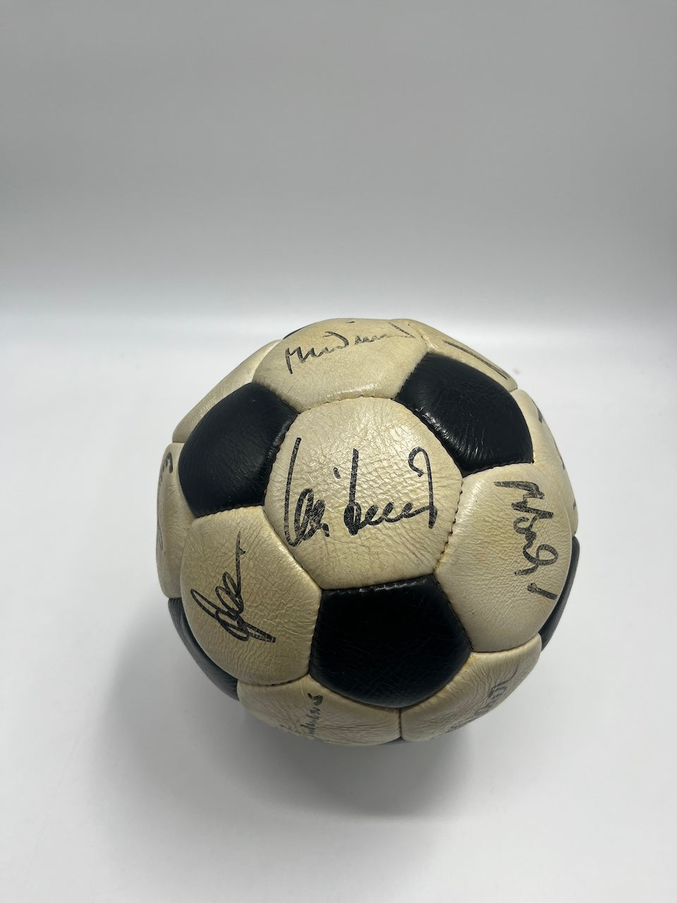 Fußball Teamsigniert 1974 in Vitrine DFB Autogramm COA Ball Gerd Müller