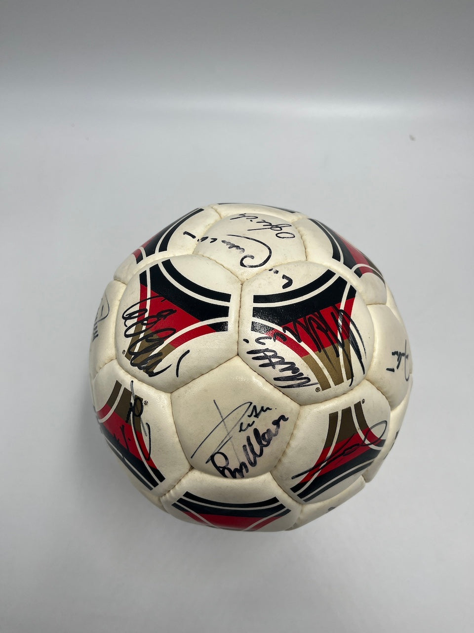 Fußball Teamsigniert WM 1990 in Vitrine DFB Autogramm Adidas Ball