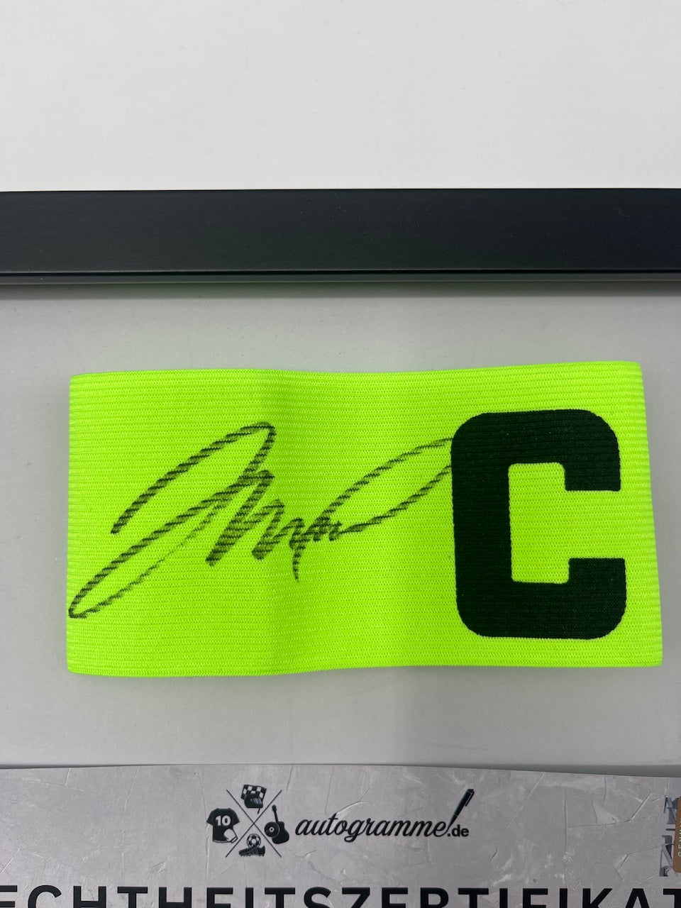 Kapitänsbinde Jamie Leweling signiert im Rahmen VFB Autogramm COA