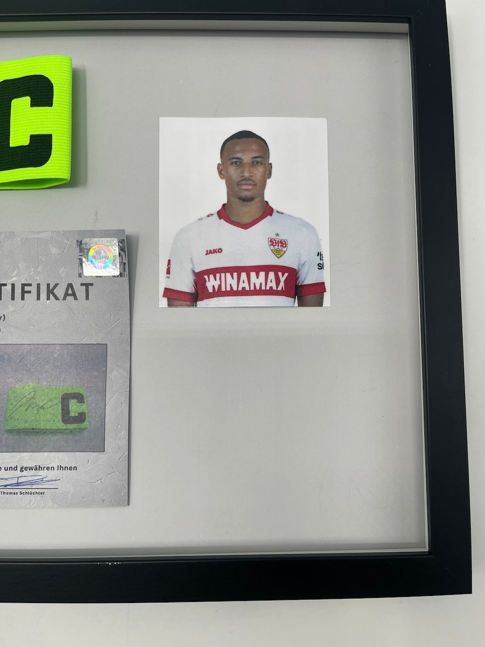 Kapitänsbinde Jamie Leweling signiert im Rahmen VFB Autogramm COA