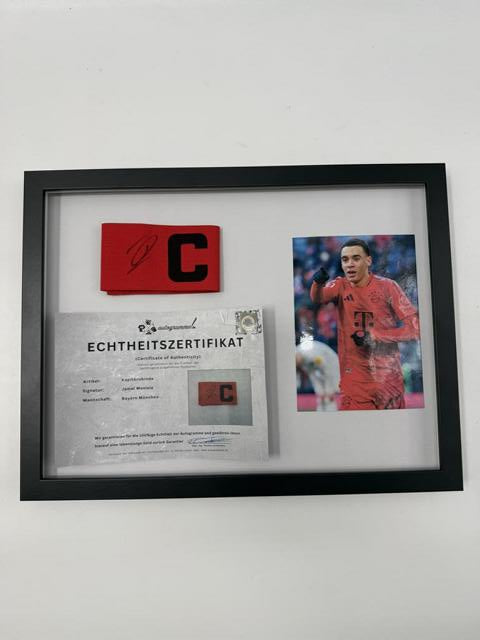 Kapitänsbinde Jamal Musiala signiert im Rahmen Bayern München Autogramm