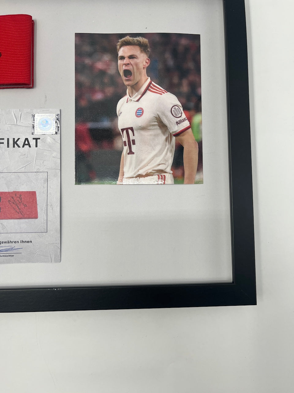 Kapitänsbinde Joshua Kimmich signiert im Rahmen Bayern München Autogramm COA