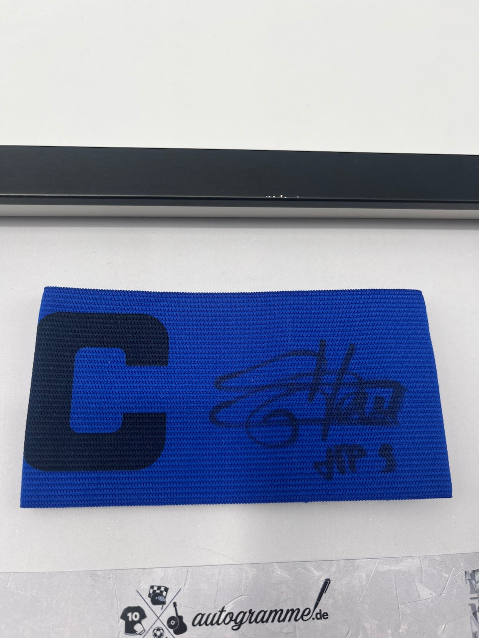 Kapitänsbinde Jean-Pierre Papin signiert im Rahmen Frankreich Autogramm COA