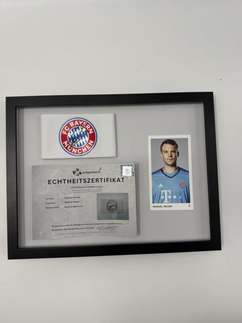 Kapitänsbinde Manuel Neuer signiert im Rahmen Bayern München Fußball Autogramm