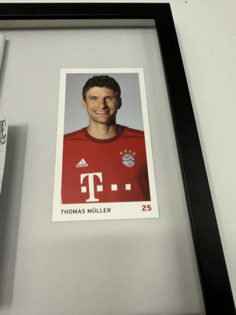 Kapitänsbinde Thomas Müller signiert im Rahmen Bayern München Autogramm