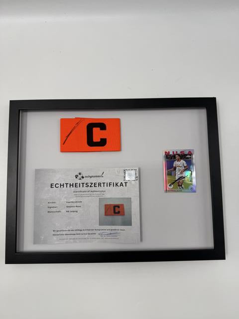 Kapitänsbinde Antonio Nusa signiert im Rahmen RB Leipzig Autogramm