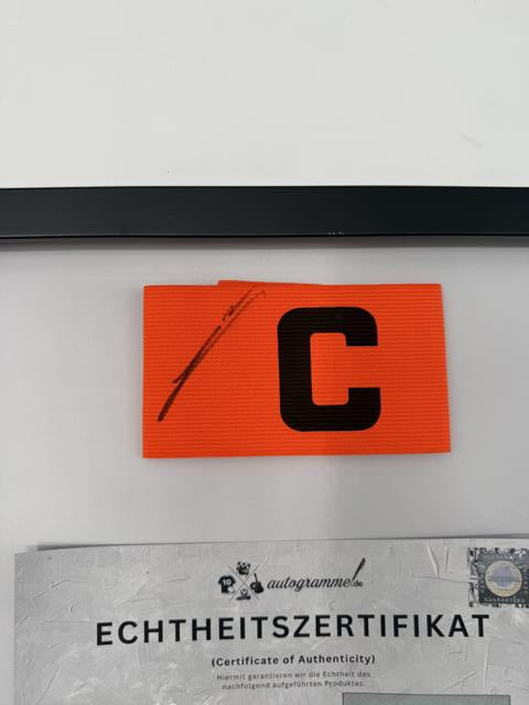 Kapitänsbinde Antonio Nusa signiert im Rahmen RB Leipzig Autogramm