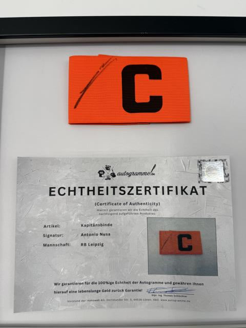 Kapitänsbinde Antonio Nusa signiert im Rahmen RB Leipzig Autogramm