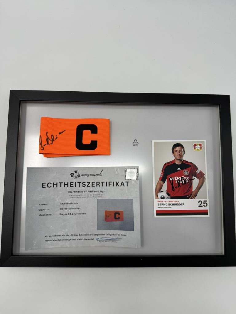 Kapitänsbinde Bernd Schneider signiert im Rahmen Bayer Leverkusen Autogramm