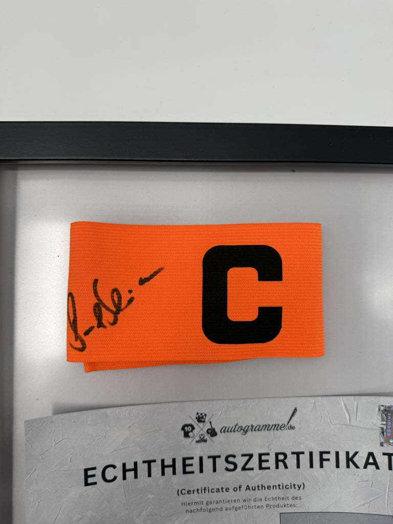 Kapitänsbinde Bernd Schneider signiert im Rahmen Bayer Leverkusen Autogramm