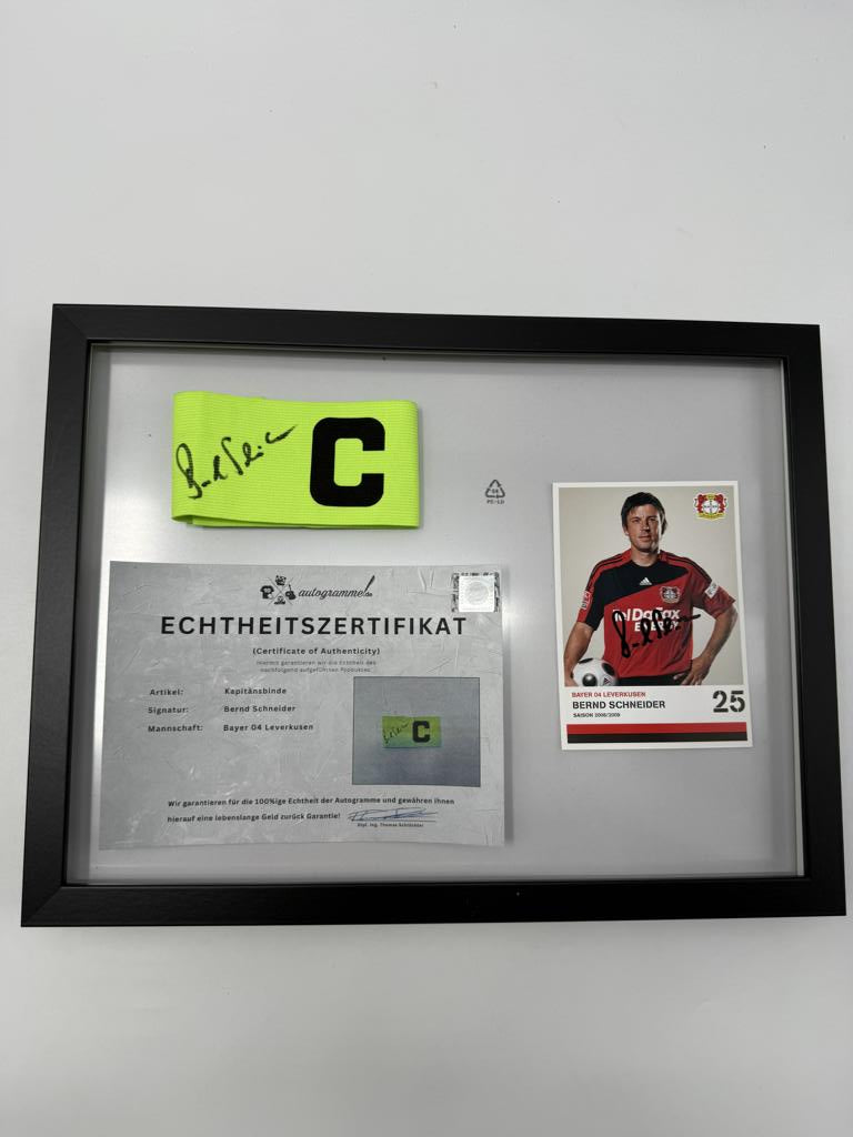 Kapitänsbinde Bernd Schneider signiert im Rahmen Bayer Leverkusen Autogramm