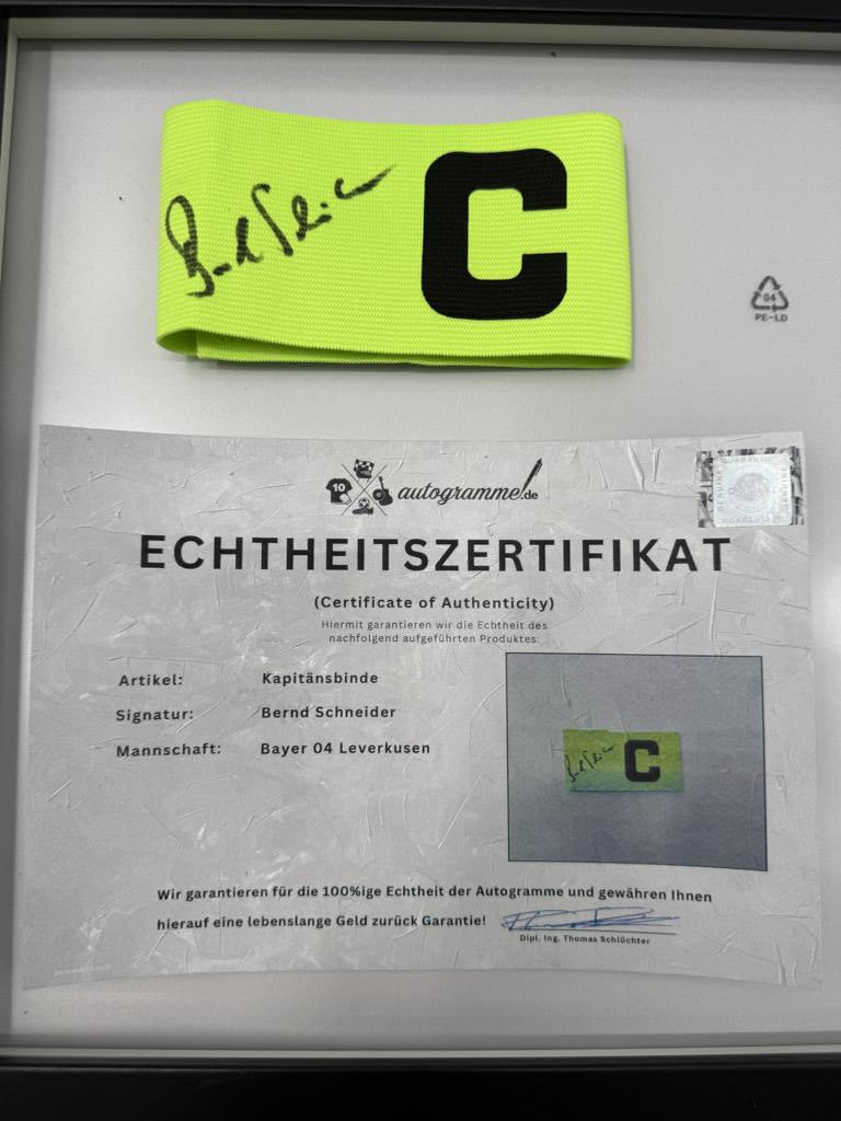 Kapitänsbinde Bernd Schneider signiert im Rahmen Bayer Leverkusen Autogramm