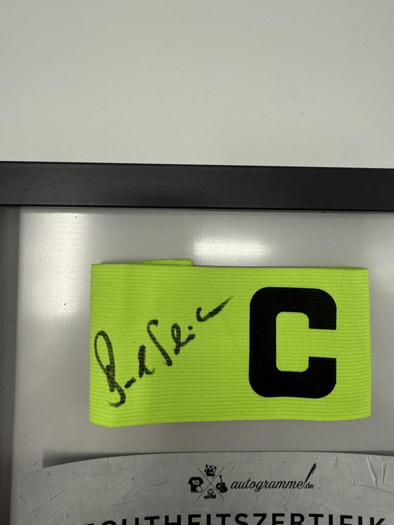 Kapitänsbinde Bernd Schneider signiert im Rahmen Bayer Leverkusen Autogramm