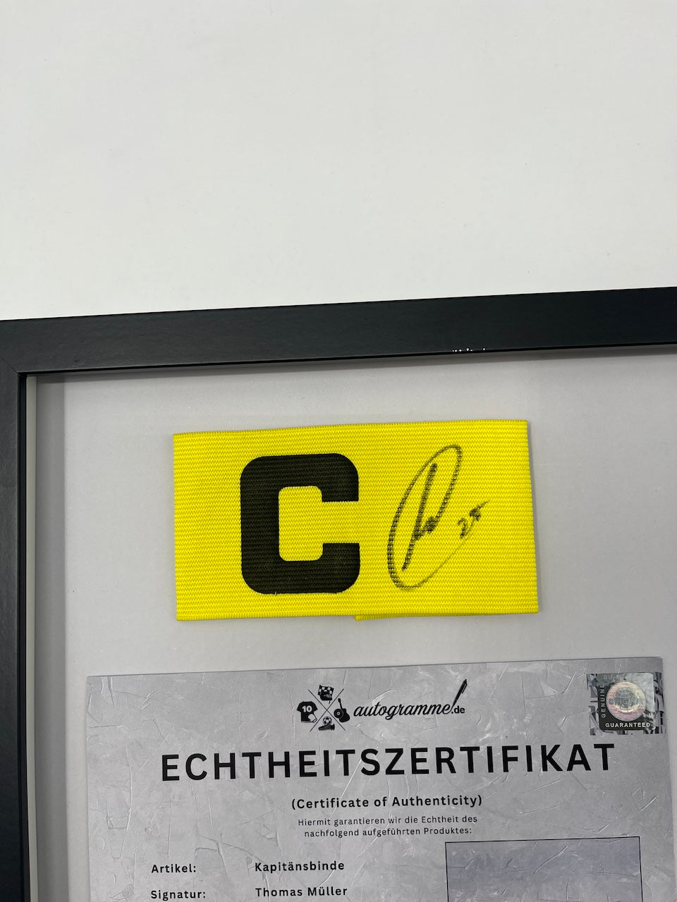 Kapitänsbinde Thomas Müller signiert im Rahmen Deutschland Autogramm