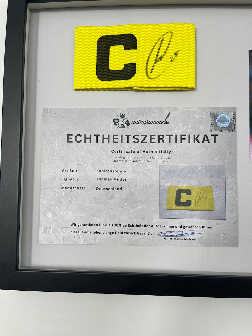 Kapitänsbinde Thomas Müller signiert im Rahmen Deutschland Autogramm