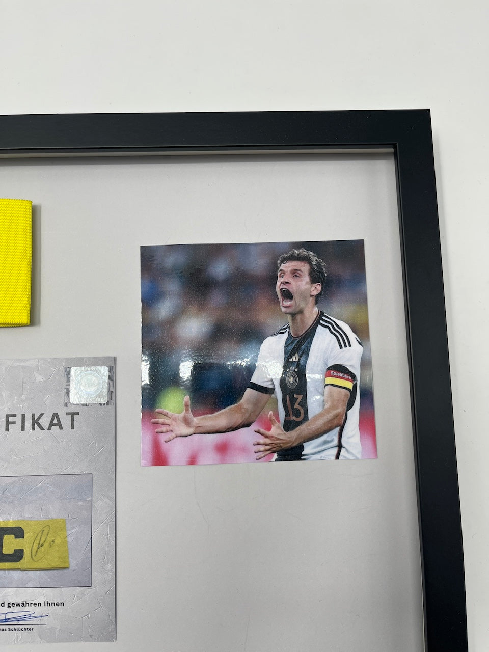 Kapitänsbinde Thomas Müller signiert im Rahmen Deutschland Autogramm