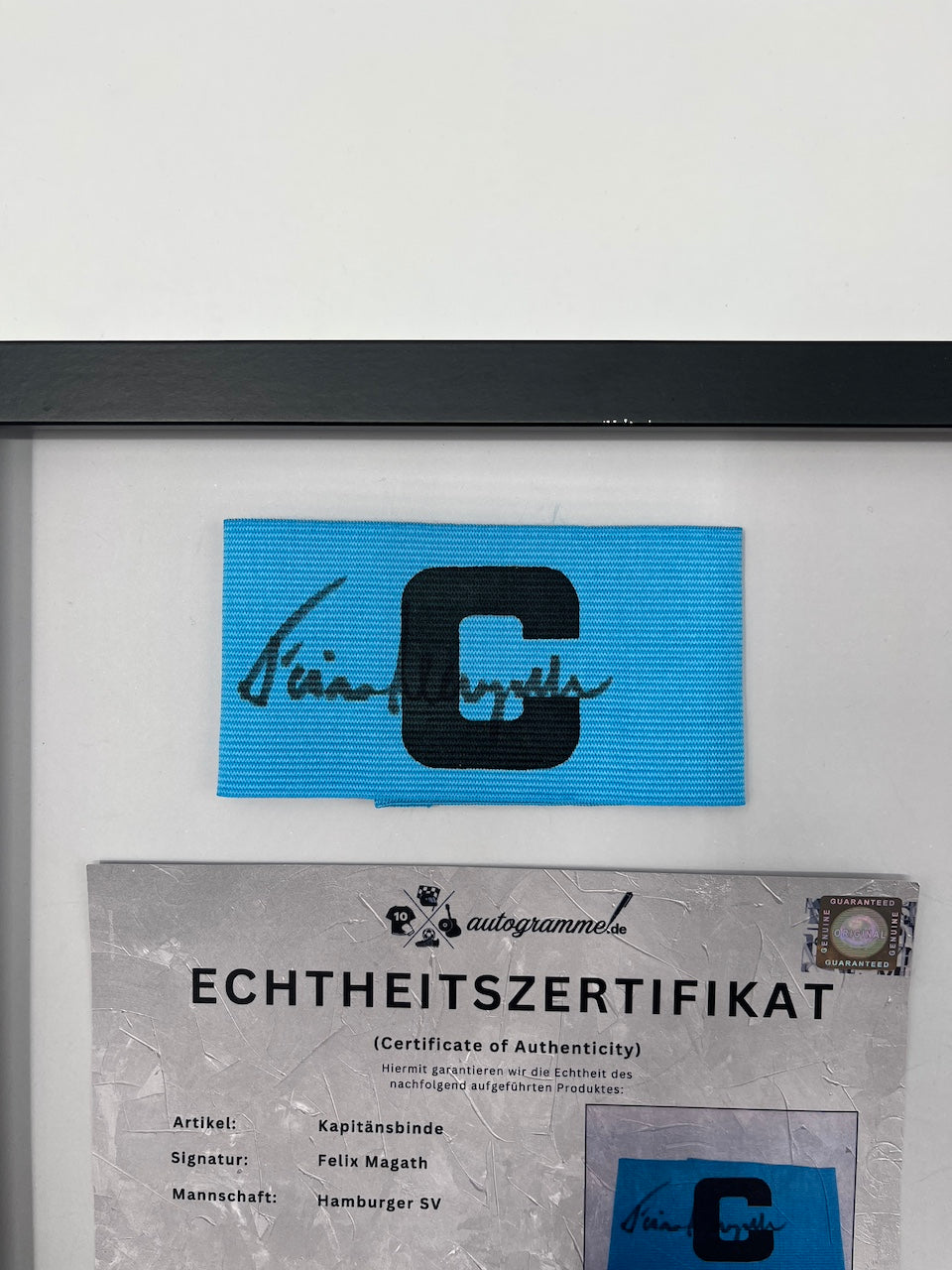 Kapitänsbinde Felix Magath signiert im Rahmen HSV Autogramm
