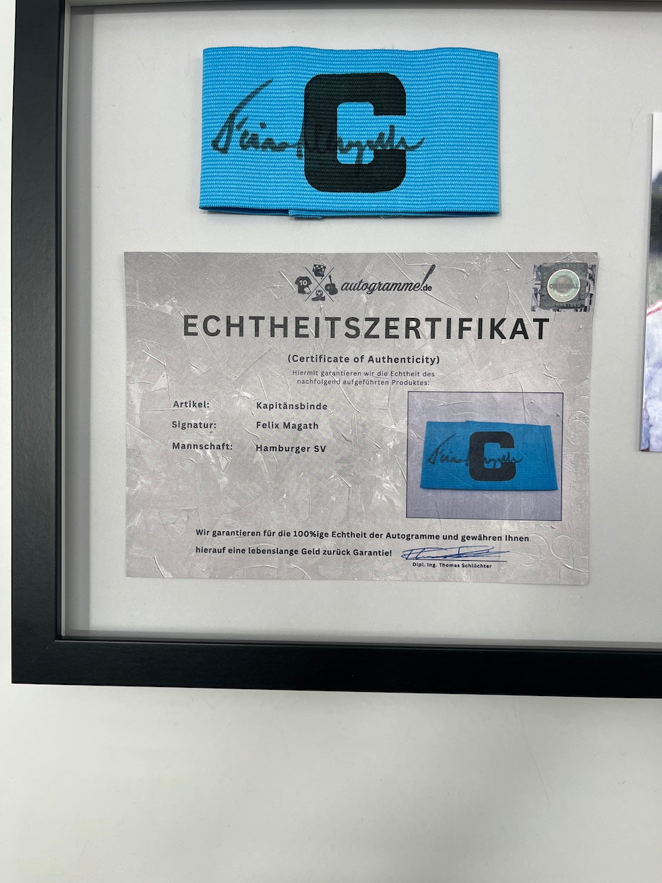 Kapitänsbinde Felix Magath signiert im Rahmen HSV Autogramm