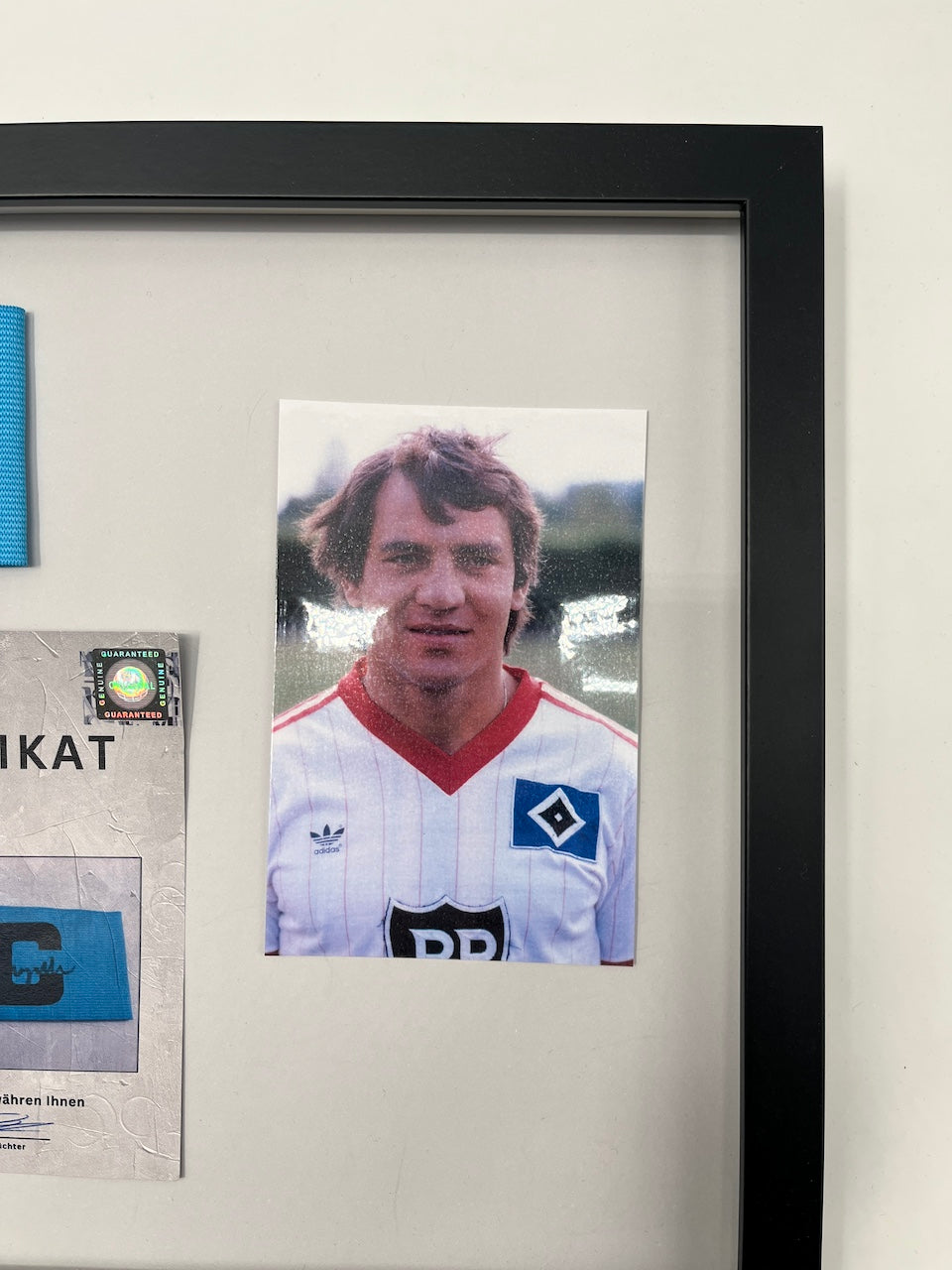 Kapitänsbinde Felix Magath signiert im Rahmen HSV Autogramm