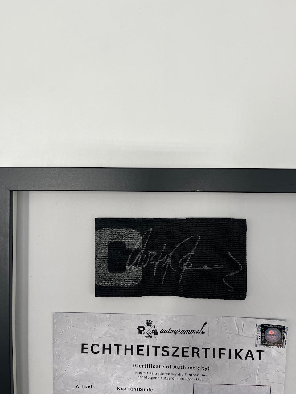 Kapitänsbinde Wolfgang Overath signiert im Rahmen Köln Autogramm