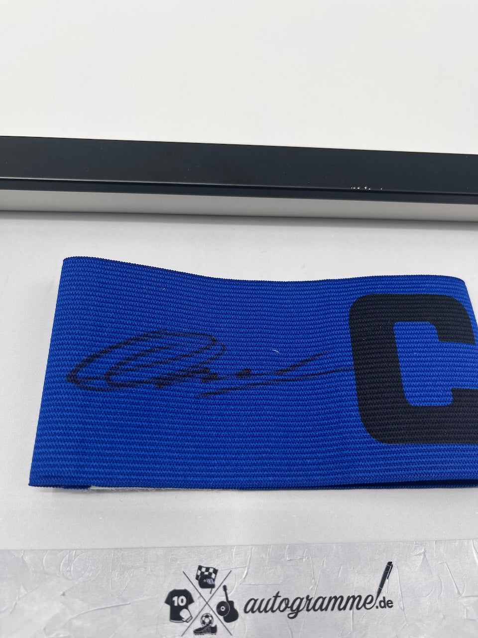 Kapitänsbinde Dani Olmo signiert im Rahmen RB Leipzig Autogramm