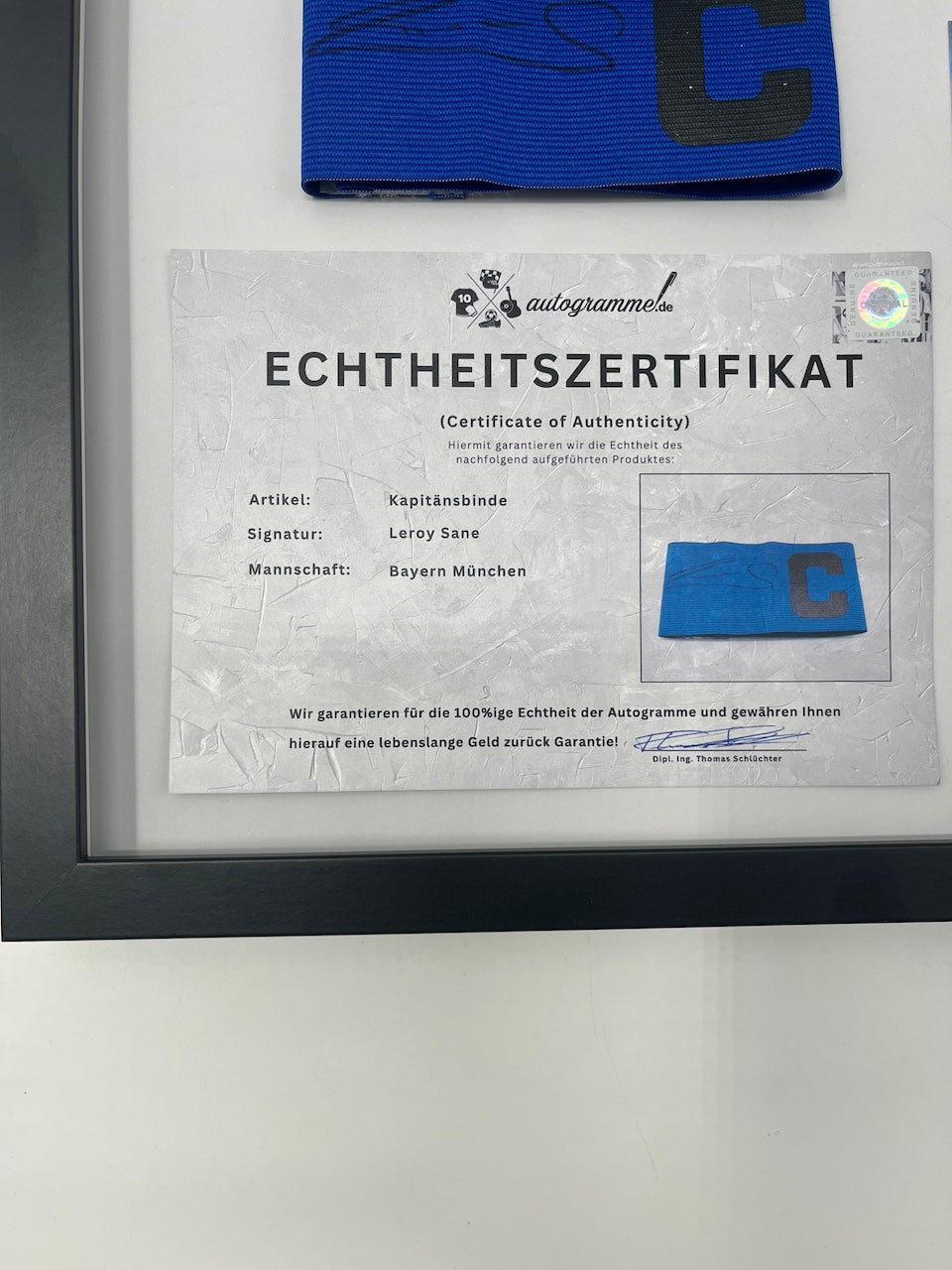 Kapitänsbinde Leroy Sane signiert im Rahmen Bayern München Autogramm