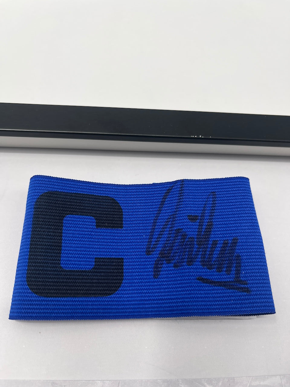 Kapitänsbinde Manfred Kaltz signiert im Rahmen DFB Fußball Autogramm neu